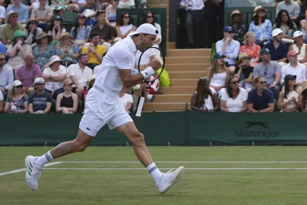 ديمتروف محتفلاً بفوزه (أ.ب)