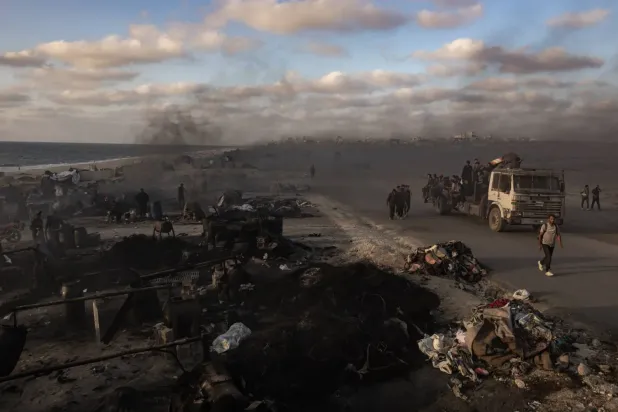 Filistinliler, Gazze Şeridi'nin orta kesimindeki Netzarim koridoru üzerinden ulaştırılacak insani yardımları almaya gidiyor 3 Temmuz 2025 (AP)