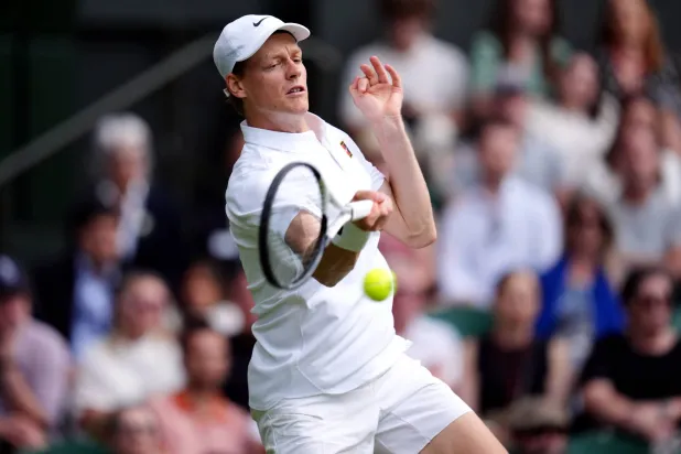 سينر خلال لقائه مع الأسترالي ألكسندر فوكيتش (د.ب.أ)