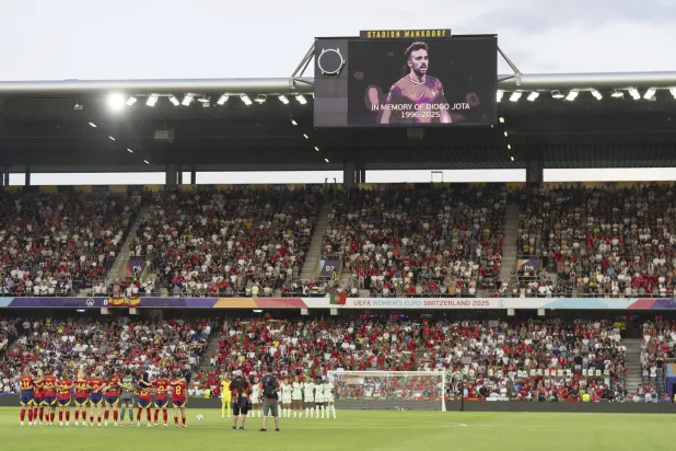 لاعبات البرتغال وإسبانيا في دقيقة صمت على رحيل جوتا قبل مباراتهما في كأس أوروبا (أ.ب)
