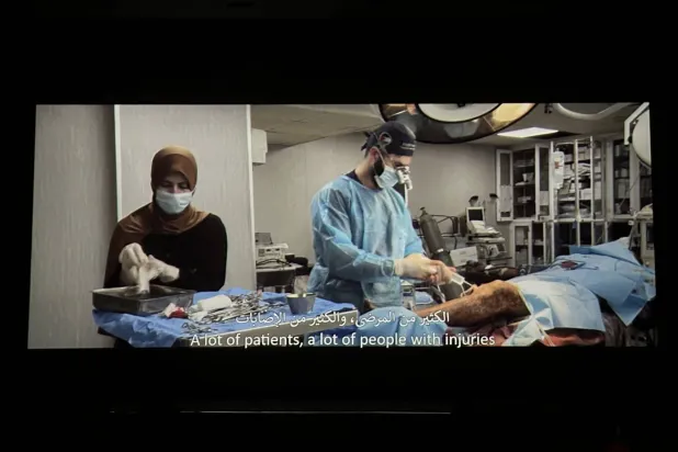 الجرّاح العراقي - البريطاني محمد طاهر في فيلم «المهمة» الذي جرى تصويره بغزة (الشرق الأوسط)