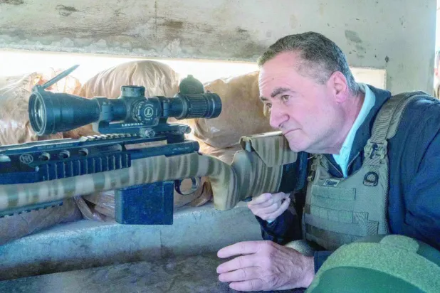 وزير الدفاع الإسرائيلي يسرائيل كاتس خلال زيارة لقوات جيشه في جنوب لبنان (د.ب.أ)