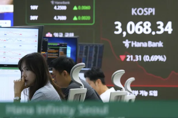 متداولو عملات يراقبون شاشة تعرض مؤشر «كوسبي» في مقر بنك «كيب هانا» بسيول (أ.ب)