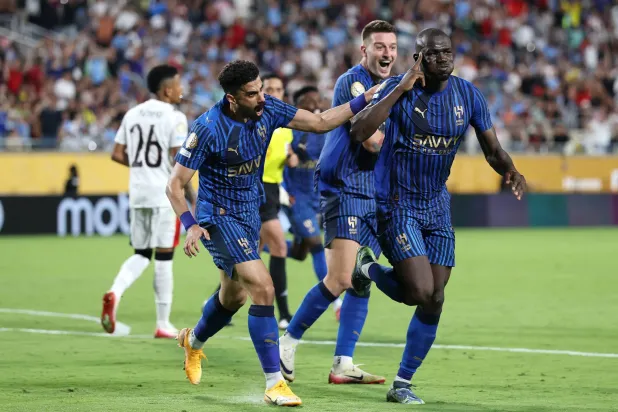 فرحة لاعبي الهلال بالفوز الكبير على مان سيتي (أ.ف.ب)