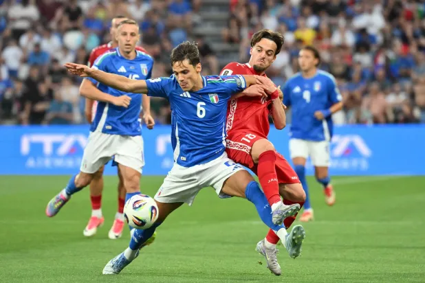 لاعب الوسط الإيطالي سامويلي ريتشي (أ.ف.ب)