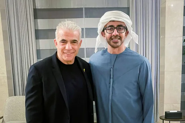 الشيخ عبد الله بن زايد آل نهيان مع زعيم المعارضة الإسرائيلي يائير لابيد في أبوظبي (وام)