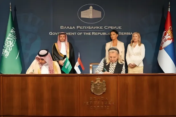 مراسم توقيع السعودية اتفاقية بمجال خدمات النقل الجوي مع صربيا بين نائب الرئيس التنفيذي للنقل الجوي والتعاون الدولي علي رجب ووزير البناء والنقل والبنية التحتية ألكساندرا سوفرونيجيفيتش (الشرق الأوسط)