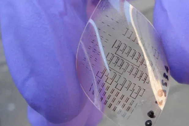 البلاستيك الإلكتروني يُستخدم في تصنيع أجهزة إلكترونية مرنة (جامعة كامبريدج)