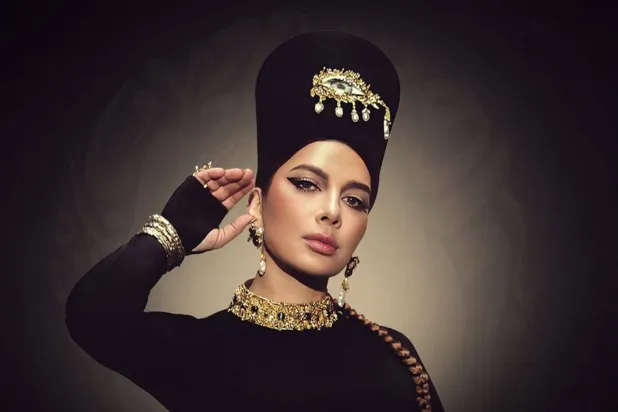 أصالة على غلاف ألبومها الجديد «ضريبة البُعد» (صفحتها في «إنستغرام»)