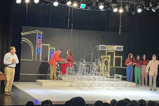 غبريال يمّين يجمع في «شغلة فكر» بين ممثلين محترفين ومواهب صاعدة (الشرق الأوسط)