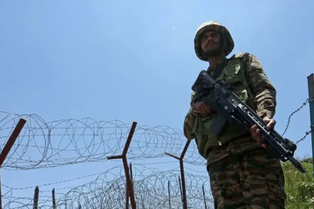 Pakistan ve Hindistan arasındaki Kontrol Hattı’nda nöbet tutan bir Hint askeri, (Arşiv-AFP)