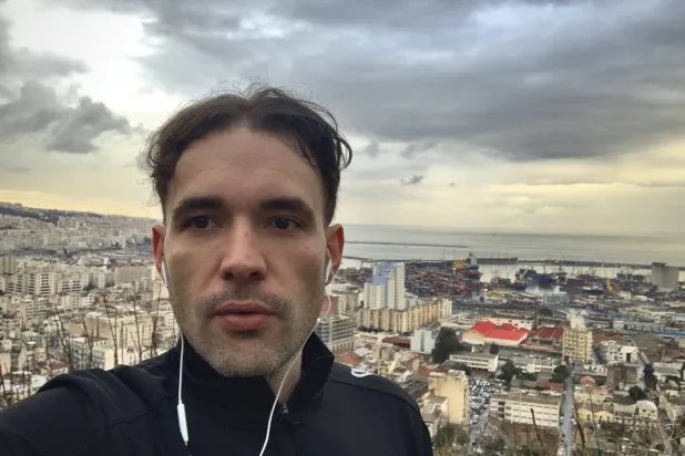 الصحافي الفرنسي كريستوف غليز قبل أيام من توقيفه (حسابه في «فيسبوك»)