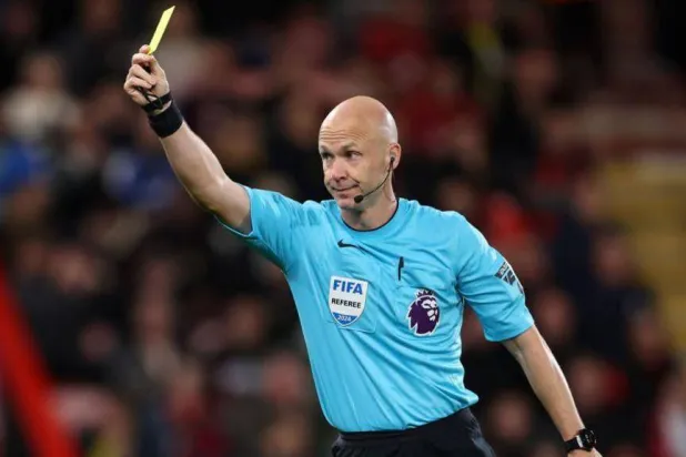 الحكم الإنجليزي أنتوني تايلور (رويترز)