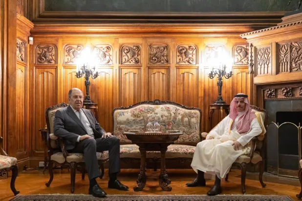الأمير فيصل بن فرحان لدى لقائه الوزير سيرغي لافروف في موسكو الجمعة (الخارجية السعودية)