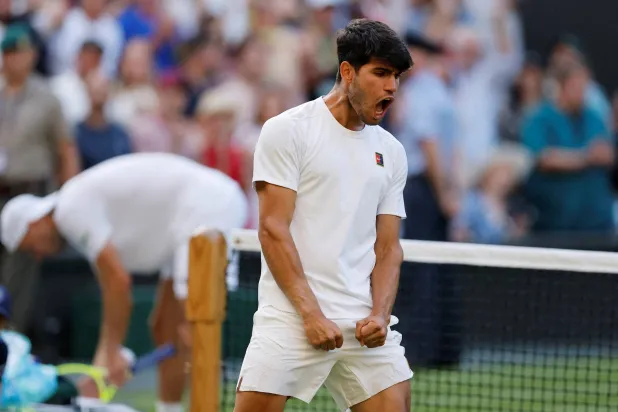 ألكاراس يحتفل بتأهله إلى الدور الرابع (رويترز)