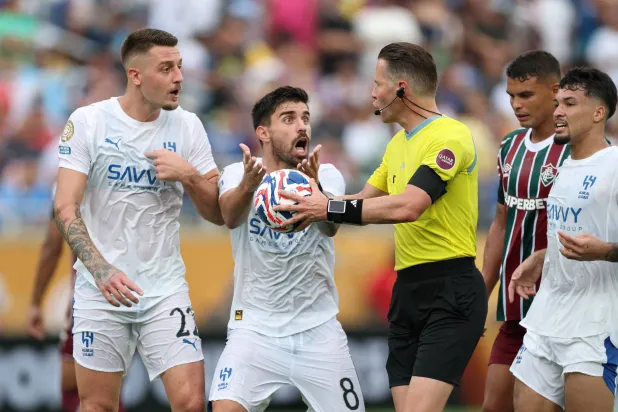 نيفيز وسافيتش يعترضان على إحدى قرارات الحكم الهولندي داني ماكيلي (رويترز)