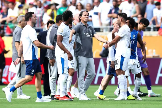 المدرب انزاغي ولاعبو الهلال بعد نهاية المباراة (أ.ف.ب)