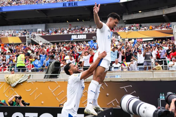 ماركوس ليوناردو محتفلا بهدفه في الشباك البرازيلية (أ.ف.ب)