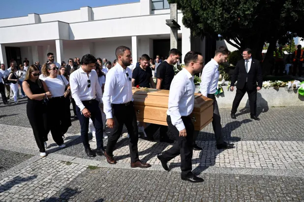 استعدادات لجنازة ديوغو جوتا بالبرتغال (أ.ف.ب)