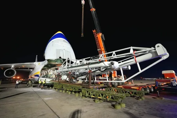 ذراع التحميل البحري المخصص لرصيف وحدة التغويز الرابعة «وينتر» المقرر ربطها بالشبكة القومية تصل لمطار القاهرة (وزارة البترول المصرية)