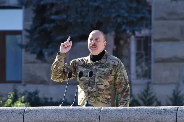 Azerbaycan Cumhurbaşkanı İlham Aliyev, 8 Kasım 2023'te Dağlık Karabağ'da silahlı kuvvetlere hitap ederken (Reuters)