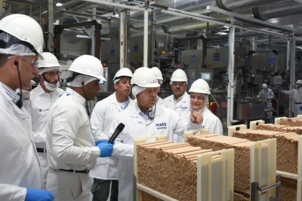 وزير الصناعة المصري خلال زيارته مصنع شركة «مارس إيجيبت» للصناعات الغذائية (رئاسة مجلس الوزراء)
