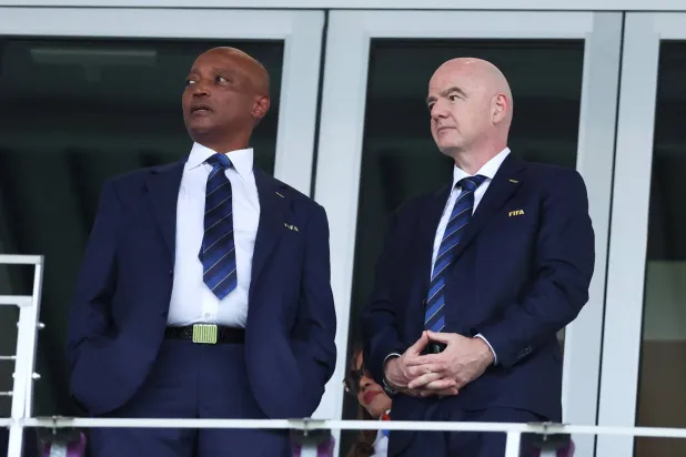 باتريس موتسيبي رئيس الاتحاد الأفريقي لكرة القدم (كاف) مع إنفانتينو رئيس «فيفا» (أ.ف.ب)