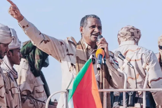 قائد «قوات الدعم السريع» محمد حمدان دقلو يلقي كلمة  أمام قواته (أرشيفية - قناته على «تلغرام»)