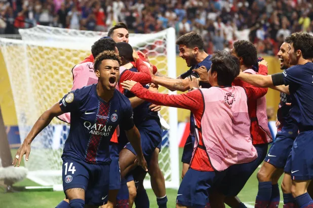 فرحة باريسية بعد الهدف الثاني (رويترز)