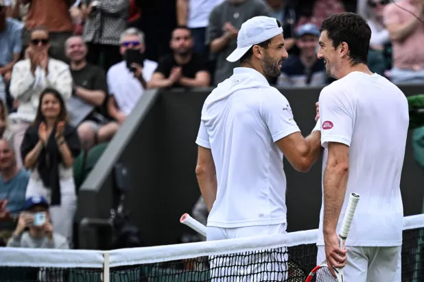 ديميتروف وأوفنر يتصافحان بعد نهاية المواجهة (أ.ف.ب)