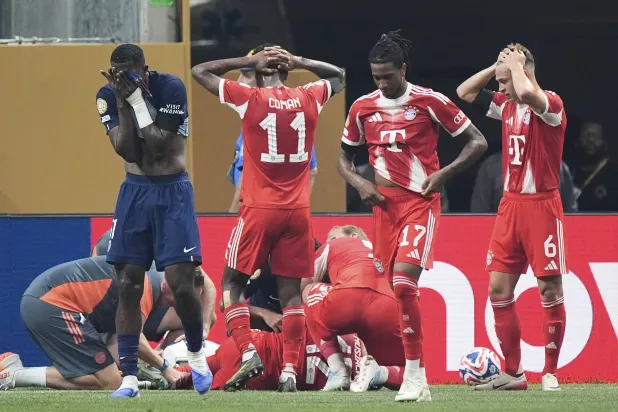 لاعبو بايرن ميونخ في صدمة بعد تعرض موسيالا للإصابة (أ.ب)