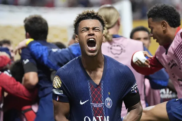 دوري محتفلا بالفوز على البايرن (أ.ب)