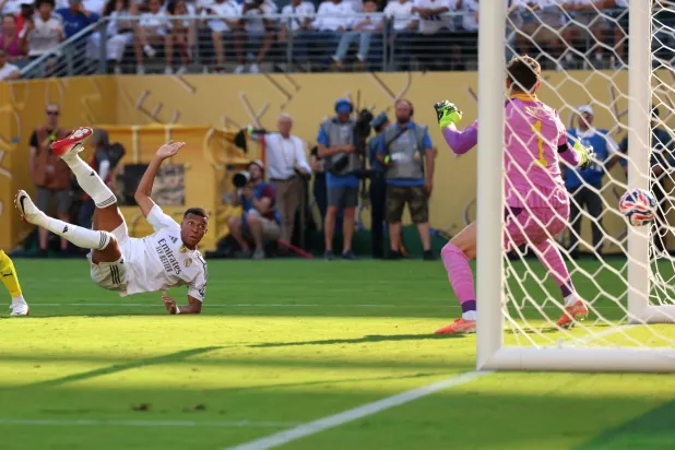 مبابي لدى تسجيله الهدف الثالث (أ.ف.ب)