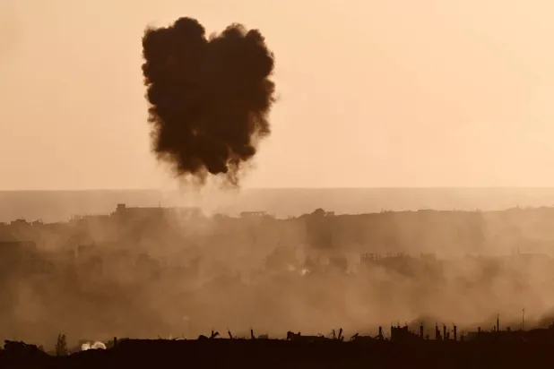 دخان يتصاعد في غزة عقب ضربة إسرائيلية (رويترز)