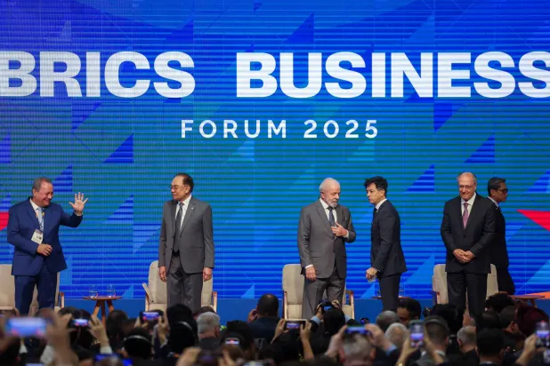 الرئيس البرازيلي لولا دا سيلفا ونائبه ورئيس الوزراء الماليزي يشاركون في افتتاح منتدى أعمال البريكس في ريو دي جانيرو 5 يوليو الحالي (رويترز)