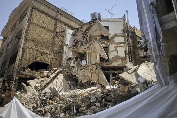 حطام مباني تضررت من غارات جوية إسرائيلية على طهران (أ.ب)