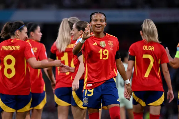 إسبانيا تفرض هيمنتها مبكراً بداية نارية في طريق اللقب (أ.ف.ب)