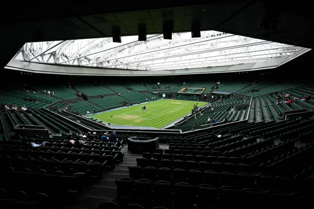 التحضيرات على الملعب الرئيسي قبل انطلاق مباريات اليوم السادس في ويمبلدون 2025 (أ.ف.ب)