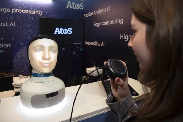 أصبح بإمكان الأجهزة الإلكترونية والتطبيقات ترجمة النصوص بين عشرات اللغات بدقة متزايدة (رويترز)