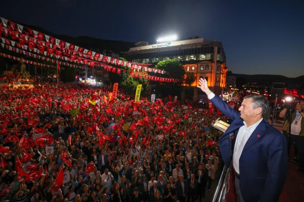 زعيم المعارضة التركية أوزغور أوزيل خلال تجمّع حاشد لأنصار حزب «الشعب الجمهوري» في آماسيا ليل السبت (حساب الحزب في «إكس»)