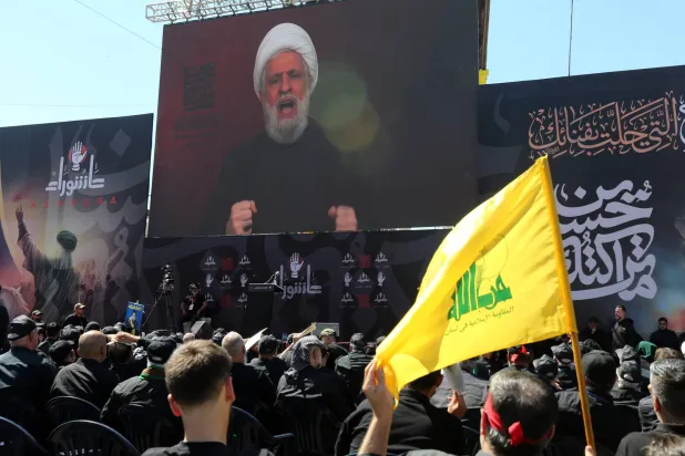 أمين عام «حزب الله» نعيم قاسم خلال إلقائه كلمة في احتفال الحزب بمناسبة ذكرى «عاشوراء» (إ.ب.أ)