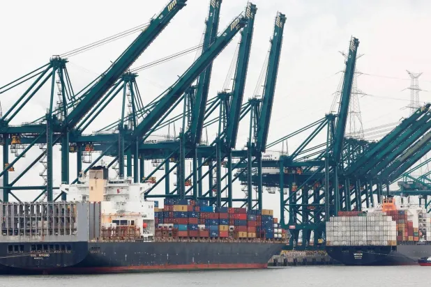 سفن تحمل حاويات في ميناء بشمال أوروبا (رويترز)