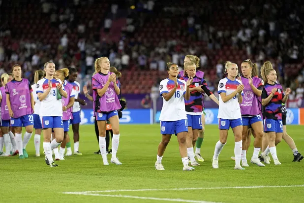 منتخب إنجلترا أصبح مهدداً بالخروج المبكر من يورو 2025 (أ.ب)