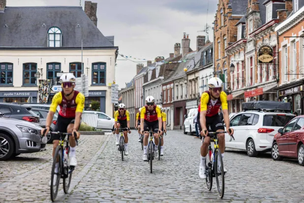 الفريق يقدِّر تكلفة كل دراجة بنحو 13 ألف يورو (أ.ف.ب)