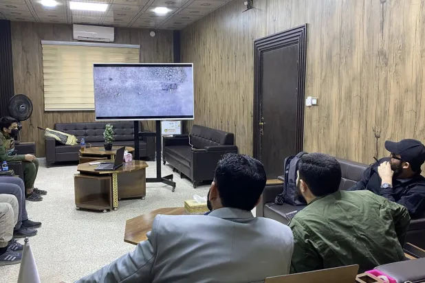 العقيد ضرار الشملان ومدير منطقة البوكمال عبد الله الحسين يتفقدان سير العملية الأمنية في منطقة البوكمال (الداخلية السورية)