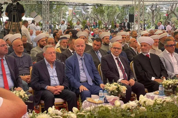 رئيس الحكومة نواف سلام متوسطاً مفتي الجمهورية عبد اللطيف دريان ورئيس الحكومة السابق فؤاد السنيورة والوزير السابق عبد الرحيم مراد والنائب حسن مراد (رئاسة الحكومة)