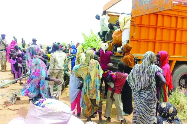 Hızlı Destek Kuvvetleri (HDK) tarafından kuşatılan el-Faşir kentinden göç (Arşiv – Şarku’l Avsat)