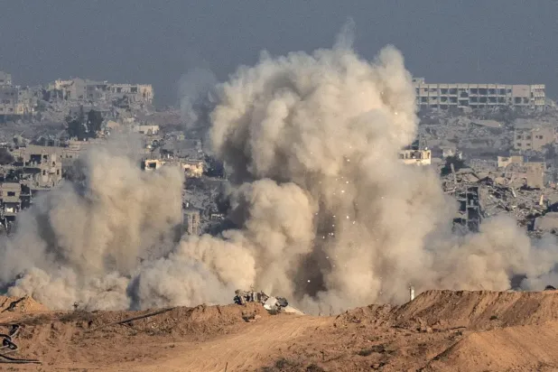 İsrail'in dün Gazze Şeridi'ne düzenlediği saldırının ardından dumanlar yükseldi (AFP)