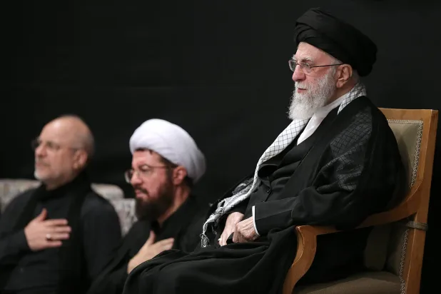 خامنئي يشارك في مراسم عاشوراء بمقر حسينية مكتبه بمنطقة باستور وسط طهران (موقع المرشد)