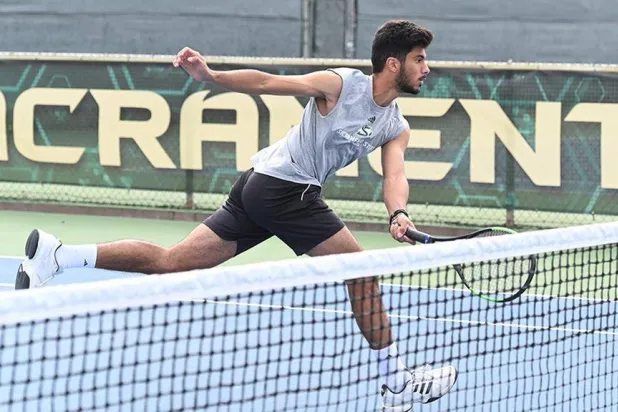 البيوك فاز بثلاث مجموعات مثيرة على يانيك سينر المصنف الأول عالمياً (الشرق الأوسط)